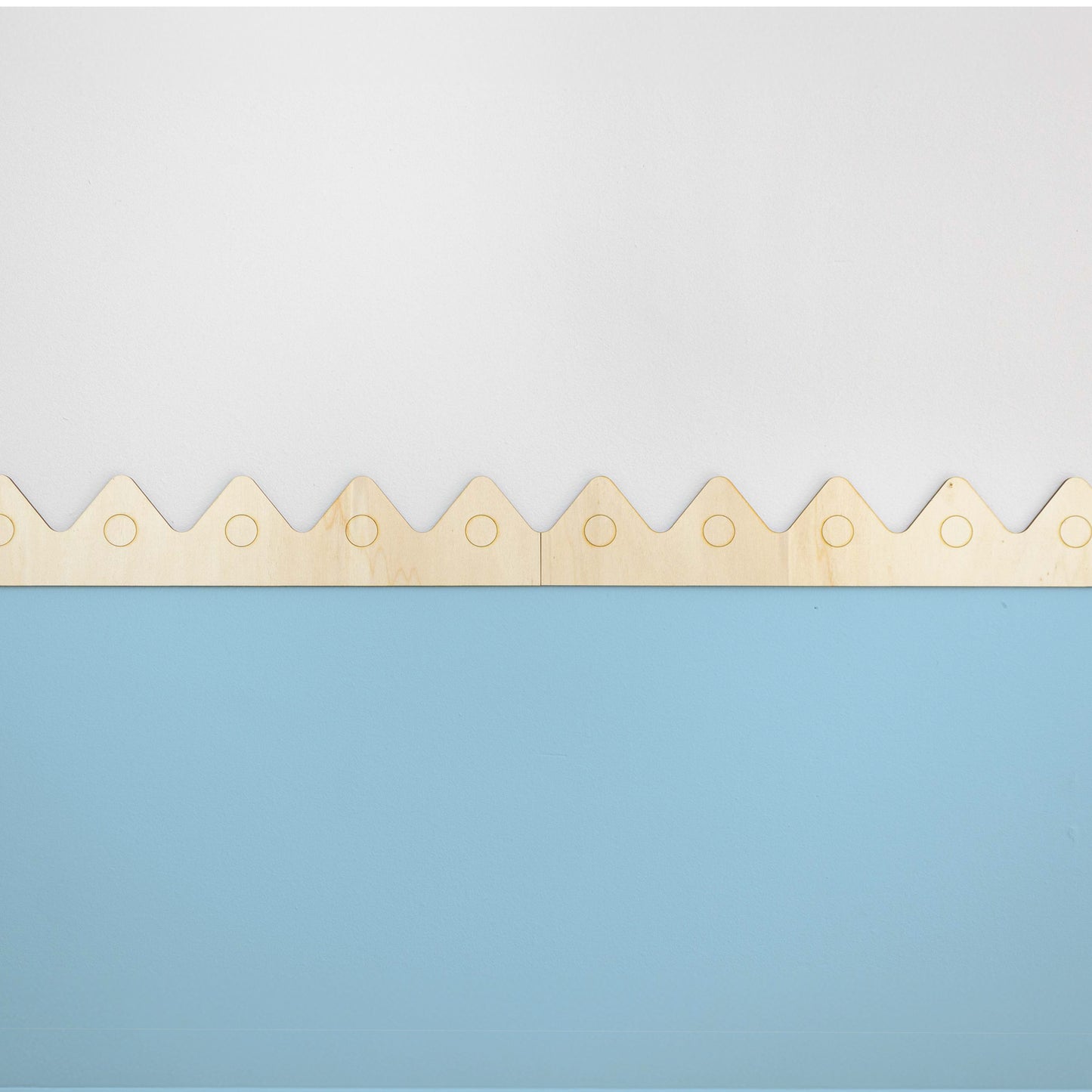 Cenefa de Madera Montañas con Grabado Circular, Moldura Infantil Reversible