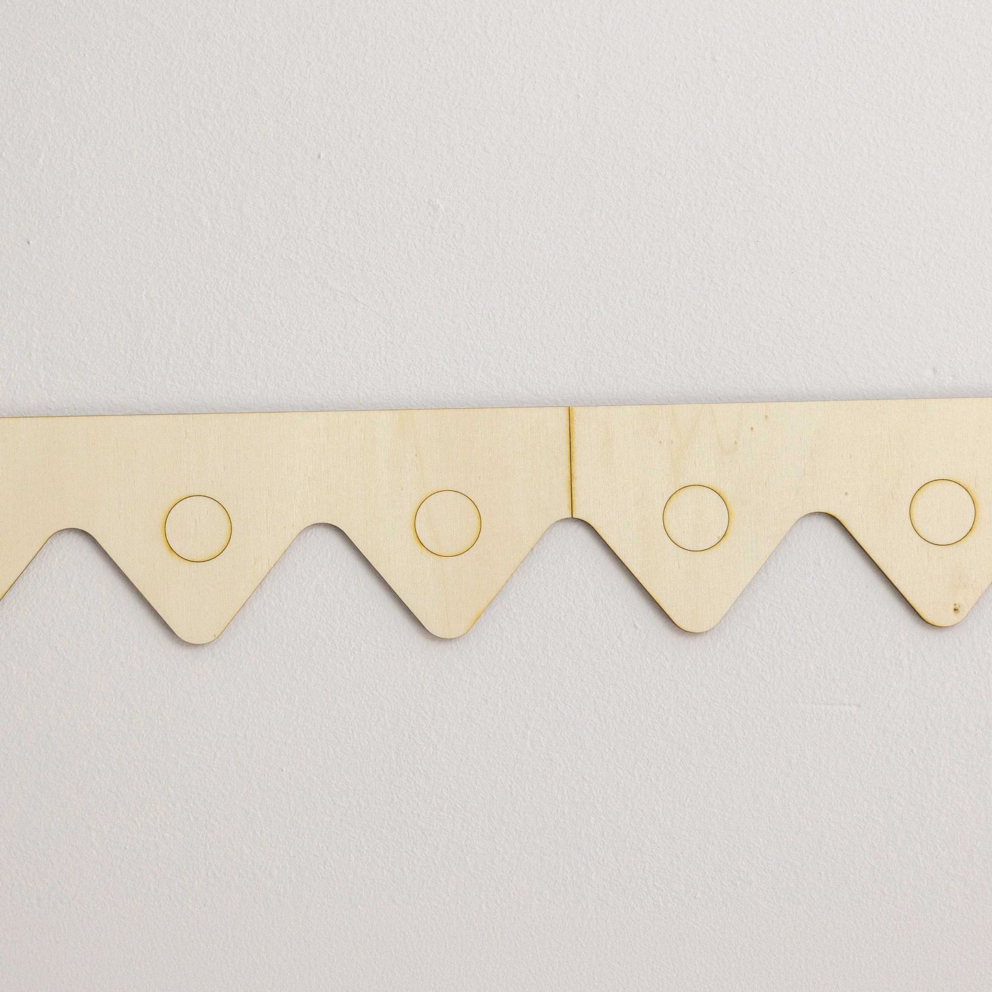 Cenefa de Madera Montañas con Grabado Circular, Moldura Infantil Reversible