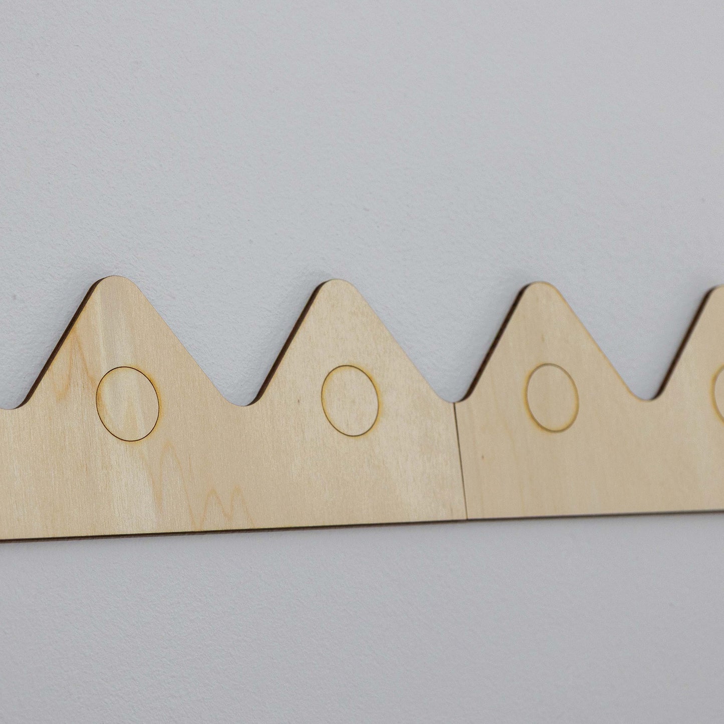 Cenefa de Madera Montañas con Grabado Circular, Moldura Infantil Reversible