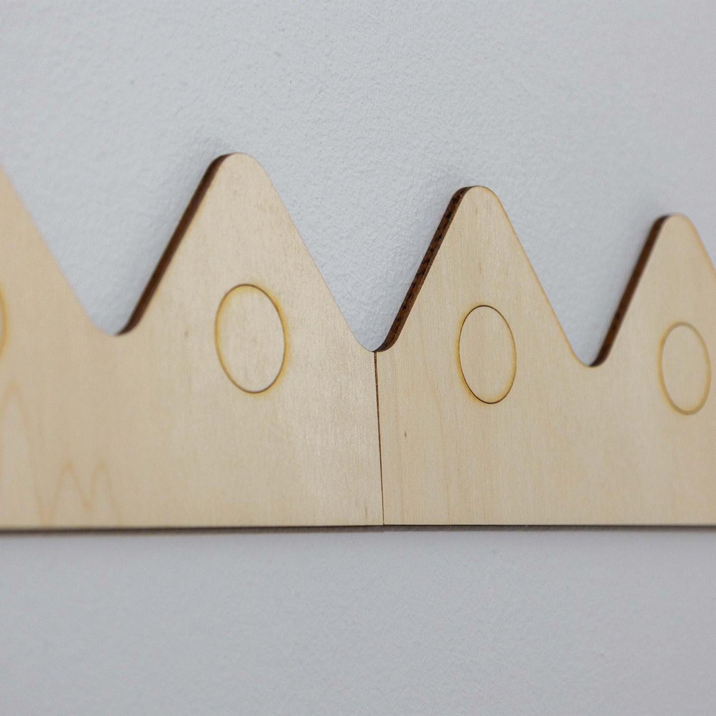 Cenefa de Madera Montañas con Grabado Circular, Moldura Infantil Reversible