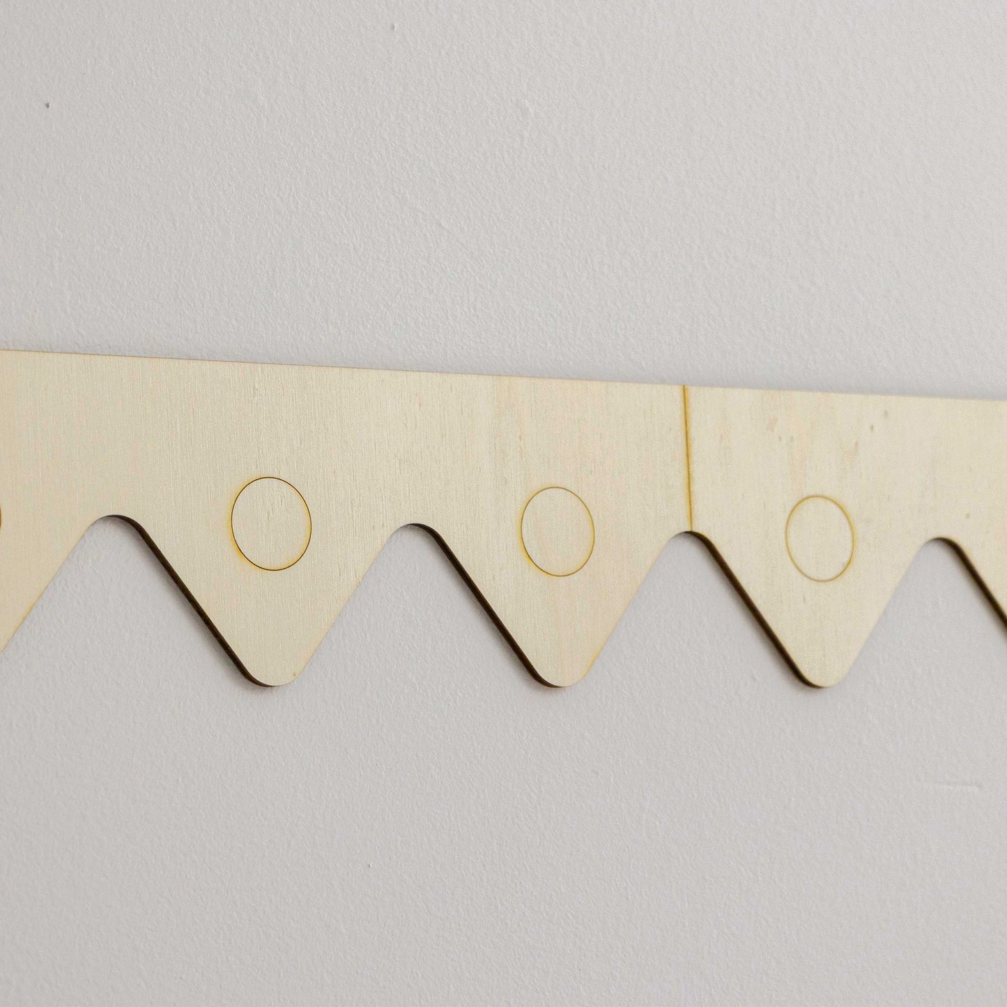 Cenefa de Madera Montañas con Grabado Circular, Moldura Infantil Reversible